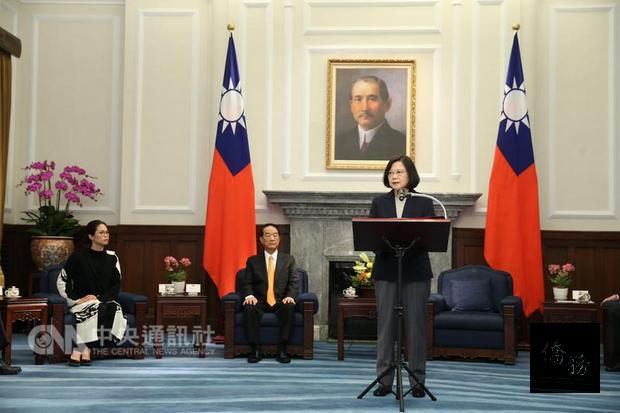 總統蔡英文（右）13日在總統府接見「我國出席106年第25屆『亞太經濟合作（APEC）經濟領袖會議（AELM）』代表團」與台灣APEC領袖代表宋楚瑜（左二）、女兒宋鎮邁（左）。（中央社提供）