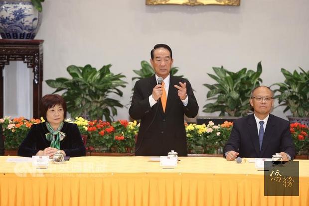 「第25屆亞太經濟合作（APEC）經濟領袖會議（AELM）代表團」返國記者會13日在總統府舉行，台灣APEC領袖代表宋楚瑜（中）說明此行成果。（中央社提供）