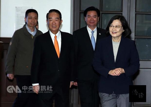總統蔡英文（右）13日在總統府接見「我國出席106年第25屆『亞太經濟合作（APEC）經濟領袖會議（AELM）』代表團」，與台灣APEC領袖代表宋楚瑜（左二）一同步入會場。（中央社提供）
