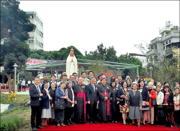 副總統陳建仁12日至潮州孝愛仁愛之家探視院內老人家後，為花園內的聖母像揭幕。（自由時報提供）