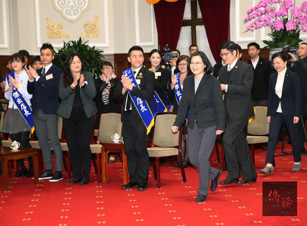 總統蔡英文(右3)25日在總統府接見第20屆全國商店傑出店長及社團法人台灣連鎖暨加盟協會幹部代表,致詞時呼籲企業主為員工加薪。(中央社提供)