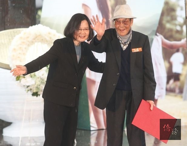 總統蔡英文（左）28日在台北二二八和平紀念公園出席二二八事件71週年中樞紀念儀式暨紀念活動，親自頒發回復名譽證書給當年受難者之一的謝一誠（右）。(中央社提供)