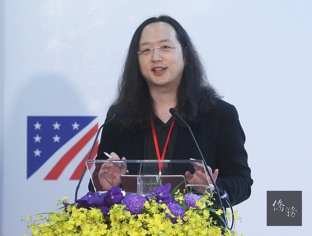 行政院政務委員唐鳳18日出席「培養媒體識讀以捍衛民主國際工作坊」，並在專題演講中區分了爭議訊息、蓄意的假消息、以及觸犯刑法、選罷法的犯罪行為，他說他不會用假消息統稱這3件不同的事情。（中央社提供）