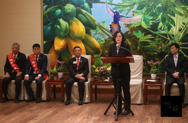 總統蔡英文（右2）12日在總統府接見「107年全國好人好事代表及中華民國表揚好人好事運動協會重要幹部」，致詞感謝他們的付出與貢獻。（中央社提供）