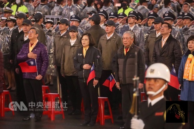 中華民國108年元旦總統府升旗典禮1日在總統府前凱達格蘭大道舉行，總統蔡英文（前左2）、副總統陳建仁（前左）出席與會。（中央社提供）