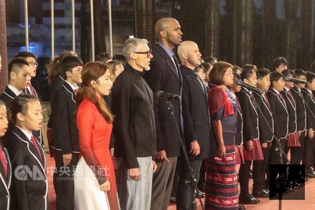 中華民國108年元旦總統府升旗典禮1日在總統府前凱達格蘭大道舉行，由越南籍新住民陳玉水（前排左起）、服務台東偏鄉30年的澳洲醫師柯彼得、首名歸化球員戴維斯（Quincy Davis）、來自土耳其的節目主持人吳鳳以及緬甸華僑楊萬利等5位「來自世界的新台灣人」共同領唱國歌。（中央社提供）