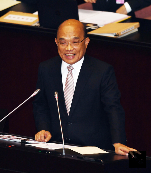 行政院長蘇貞昌（圖）上任滿一個月，15日首次到立法院進行施政報告總質詢，發言前微笑致意。