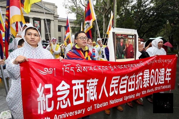 310西藏抗暴日60週年大遊行10日下午在台博館前廣場集結出發，民進黨秘書長羅文嘉（前左2）到場參與，在遊行隊伍中高呼口號表達聲援。（中央社提供）