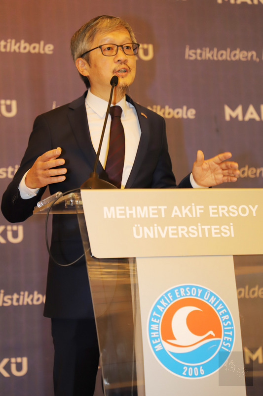 駐土耳其代表鄭泰祥25日赴梅赫梅特．阿基夫．埃爾索伊大學出席一項衛生科學與生命國際會議，呼籲土耳其社會支持台灣參與世界衛生大會。