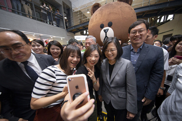 總統蔡英文（前右2）10日參訪LINE台灣辦公室，並與員工在亞洲最大的熊大玩偶前合影留念。（中央社提供）