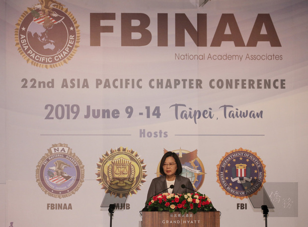 總統蔡英文10日在台北出席美國聯邦調查局國家學院校友會（FBINAA）亞太區複訓研習營開幕典禮，並向與會來賓致詞。（中央社提供）