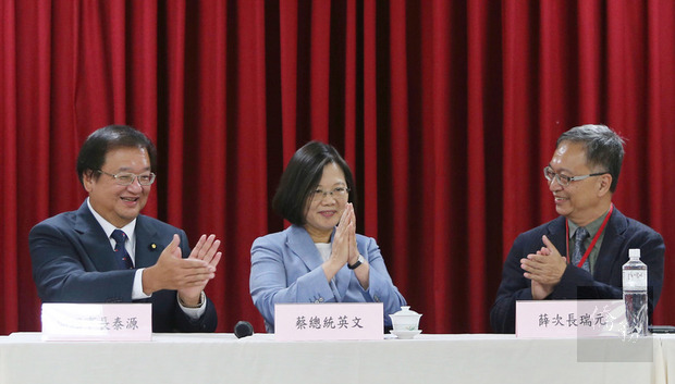 總統蔡英文（中）22日在台北，出席中華民國醫師公會全聯會舉辦的「全國醫師參與居家失能個案家庭醫師照護方案 投入健康關懷開跑」記者會，向全民分享政府長照政策。（中央社提供）