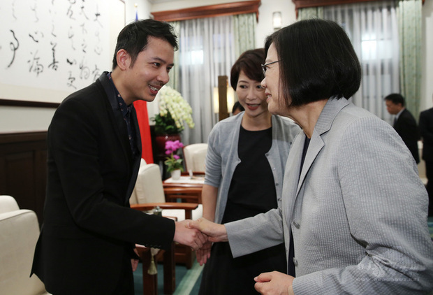 總統蔡英文(右)2日上午在總統府接見第12屆IDA國際設計獎得獎人謝易成(左)。蔡總統表示,台灣長期以來的印象,是只會工業製造與代工,現在的設計、創新、創意可以得到世界肯定,確實是台灣產業的進步。(中央社提供)