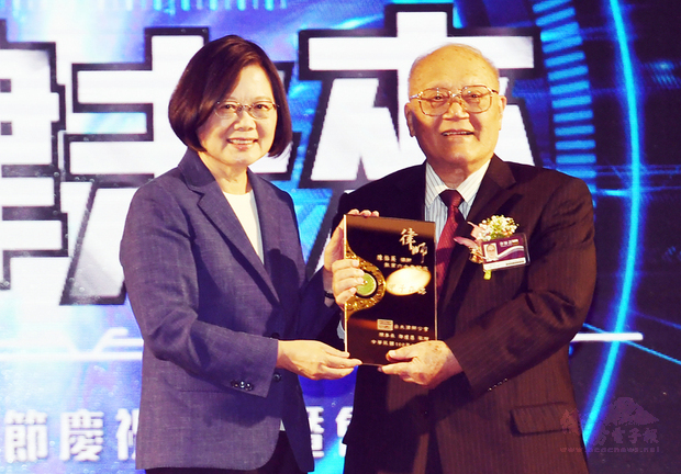 總統蔡英文（左）9日在台北出席臺北律師公會108年度律師節慶祝活動暨會員大會，頒獎給執業60年的資深優秀律師陳伯英（右）。