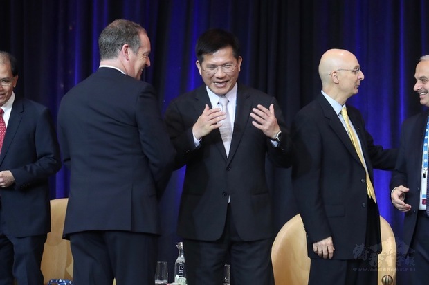 世界飛安高峰會今年首度移師台灣舉辦，4日在台北舉行開幕典禮，交通部長林佳龍（中）出席，與美國世界飛安基金會理事會主席諾蘭（Conor Nolan）（左2）交換意見。(中央社提供)