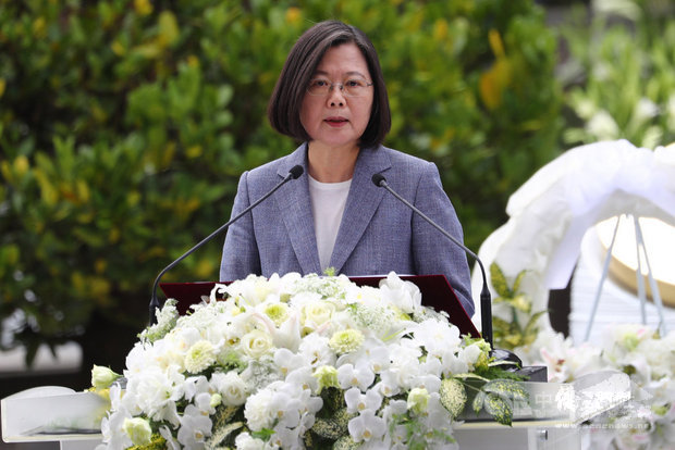 總統蔡英文28日上午前往台北市二二八和平紀念公園，出席「二二八事件73週年中樞紀念儀式」致詞。圖/中央社提供