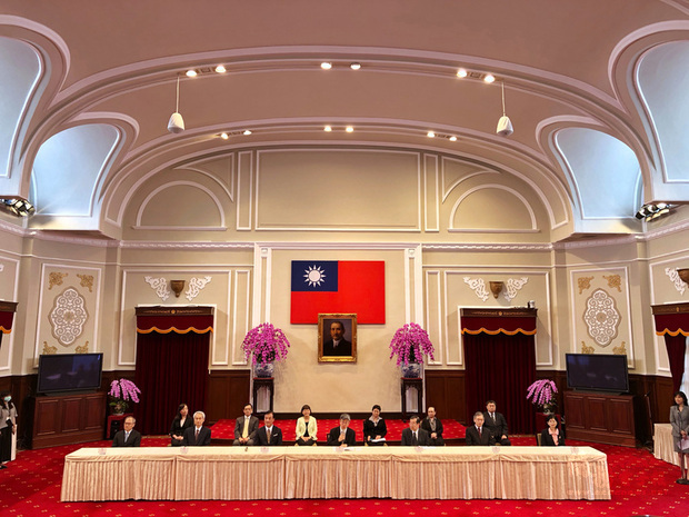 總統府29日舉行考試院第13屆院長、副院長及考試委員被提名人介紹記者會,審薦小組召集人、前副總統陳建仁(前排中)公布總統蔡英文提名前教育部長黃榮村(前排右3)為考試院長、銓敘部長周弘憲(前排左2)為副院長。圖前排左3為總統府祕書長蘇嘉全。(中央社提供)