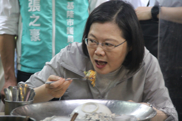 總統蔡英文（圖）9日下午前往基隆廟口夜市品嚐炭燒蚵仔煎，呼籲國人在產業振興期到處買、到處吃、到處逛，多走多消費，讓振興期力道能更強。（中央社提供）