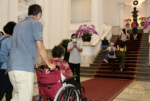 疫情過後，總統府27日重新對外開放民眾參觀，總統府秘書長蘇嘉全（中）一早就在敞廳迎接到府參觀的民眾。（中央社提供）