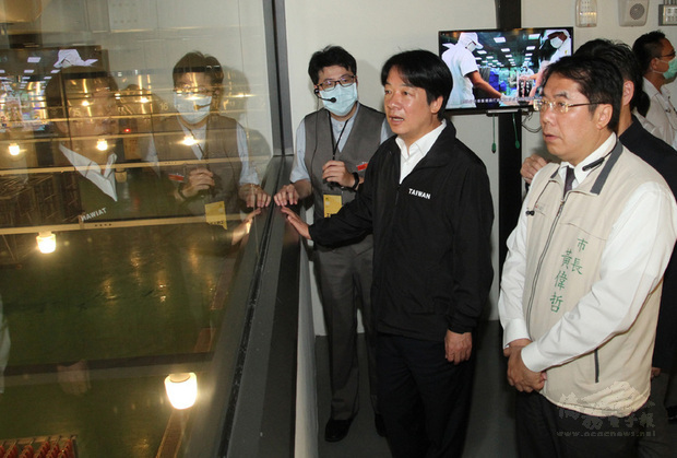 副總統賴清德（前左）30日前往位於台南市的黑橋牌食品觀光工廠，由台南市長黃偉哲（前右）陪同，在導覽人員帶領下參觀肉品加工產線。（中央社提供）