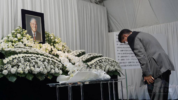 日本眾議員、首相安倍晉三胞弟岸信夫前往駐日代表處，向李前總統辭世表達哀悼。（中央社提供）