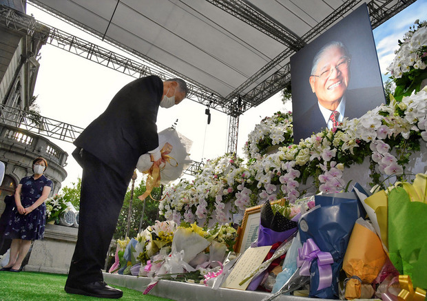 日本前首相森喜朗（前）9日率日本國會跨黨派議員來台追悼故總統李登輝，下午抵達台北賓館，森喜朗獻花致意。（中央社提供）