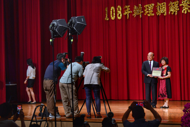「108年調解案件榮獲中央各獎項績優人員表揚大會」26日在台北舉行，行政院長蘇貞昌（右2）出席頒獎。（中央社提供）