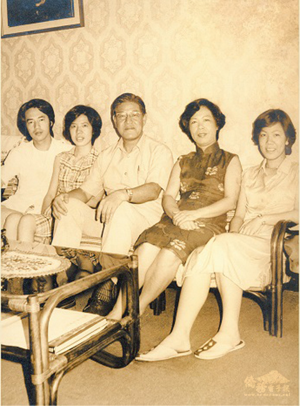 總統府官網以「李前總統登輝先生的生命之旅與臺灣民主之路」為題，發布許多珍貴照片，圖為1978年市長任內全家合影。（總統府提供）