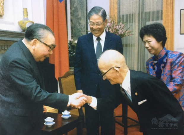 總統府官網以「李前總統登輝先生的生命之旅與臺灣民主之路」為題，發布許多珍貴照片，圖為1985年獲頒一等卿雲勳章，李登輝的父親李金龍（前排右）觀禮，與時任總統蔣經國（前排左）握手。（總統府提供）