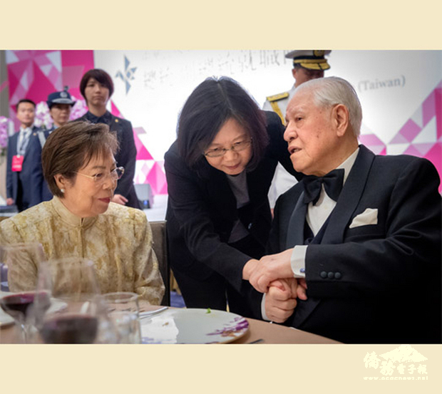 總統府官網以「李前總統登輝先生的生命之旅與臺灣民主之路」為題，發布許多珍貴照片，圖為2016年5月20日李登輝（右1）出席總統蔡英文（右2）就職國宴。（總統府提供）