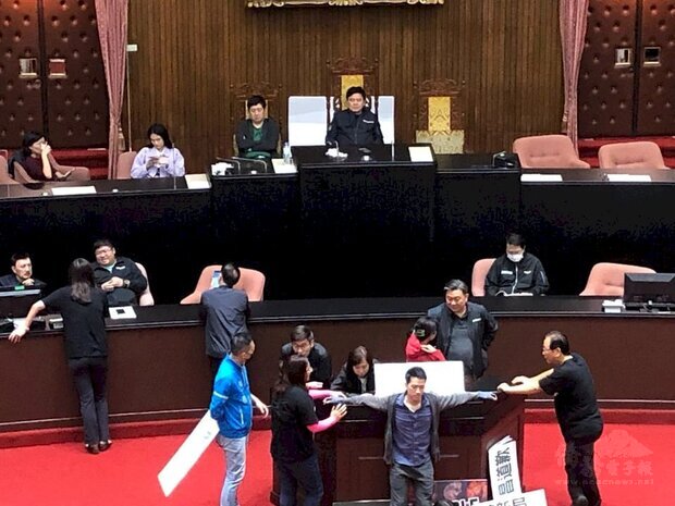 為了讓行政院長蘇貞昌順利上台施政報告，綠委成功搶占議場主席台與發言台，但國民黨也在議場內高喊口號試圖杯葛。