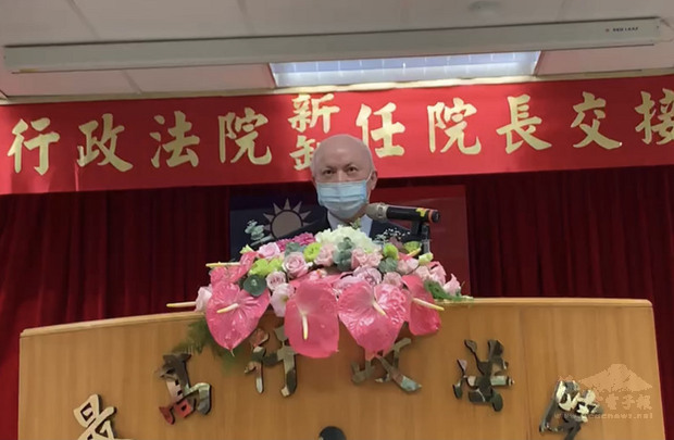司法院25日發布人事，最高行政法院院長藍獻林退職，由最高行政法院法官兼庭長吳明鴻接任，31日生效。吳明鴻（圖）致詞時表示，將加強與社會對話。（中央社提供）