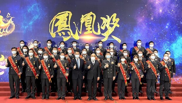 行政院長蘇貞昌、內政部長徐國勇參加鳳凰獎表揚典禮，與獲獎的防災英雄大合照。