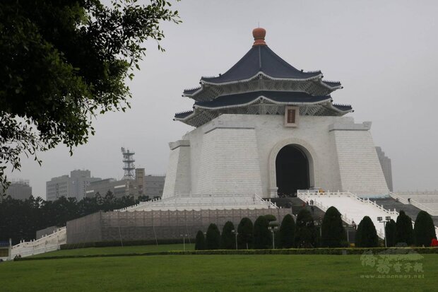 台灣二二八關懷總會要求拆除中正紀念堂的蔣中正銅像，中正紀念堂整體轉型方案進展再次引發關注。