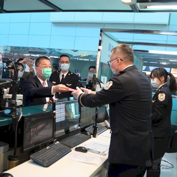 內政部長徐國勇赴桃園機場慰勤移民官、航警局及移民署國境事務大隊,致贈小紅包及加菜金。