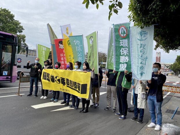 多個公民團體組成的全國廢核行動平台在凱達格蘭大道召開記者會，預告3月13日將舉辦「福島十年，告別核電」音樂會及市集活動。