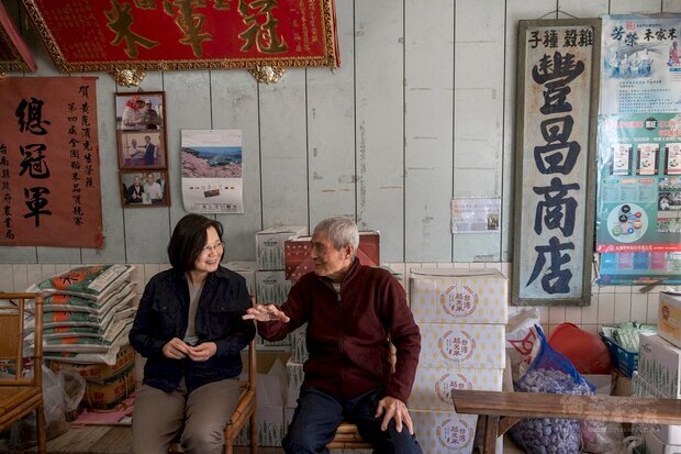 蔡總統説，崑濱伯(右)和無米樂，是每一個台灣人心中的鄉愁。