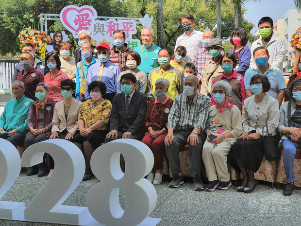屏東縣政府28日在屏東公園二二八紀念碑前舉辦「愛與
和平 迎向希望」紀念音樂會，縣長潘孟安（前左5）與
受難者家屬代表合照留念。