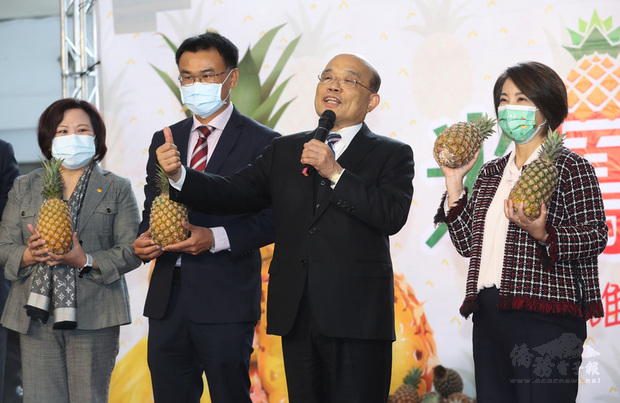 行政院長蘇貞昌（右2）2日在立法院出席記者會，與農
委會主委陳吉仲（左2）等人一同促銷台灣鳳梨。