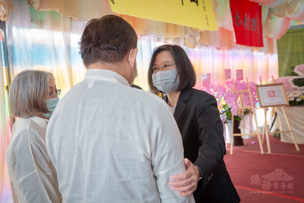 總統出席前國策顧問黃崑濱先生告別式，向家屬致意