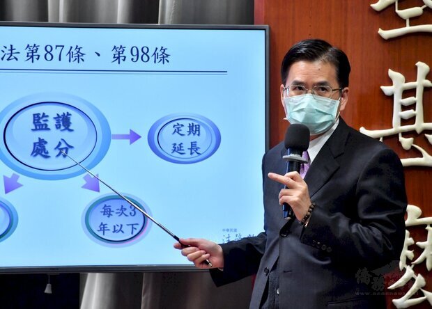 法務部檢察司司長林錦村說明刑法修法內容，包括可延長強制監護期間、新增緊急監護制度。(行政院提供)