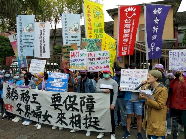 台灣移工聯盟呼籲儘速制定家事服務法，保障家務移工權益。（王韋婷攝）
