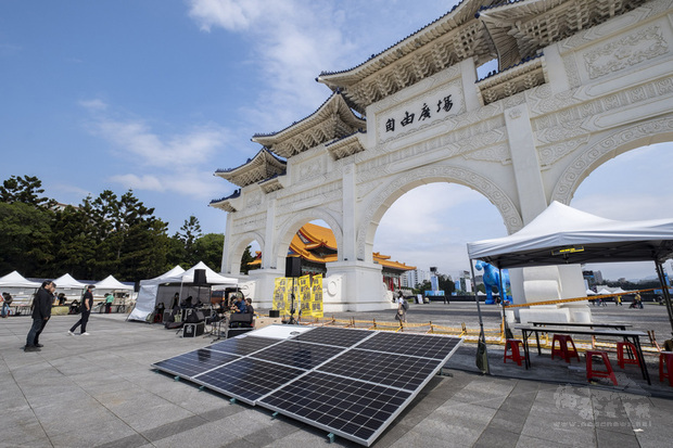 反核團體13日在自由廣場舉辦「福島十年，告別核電」音樂會市集，活動全程使用太陽能發電板，邀請支持廢核、能源轉型的團體加入共同倡議理念，提醒人們勿忘福島、省思核電真實代價，盼早日告別核電。(圖源:中央社/全國廢核行動平台提供)