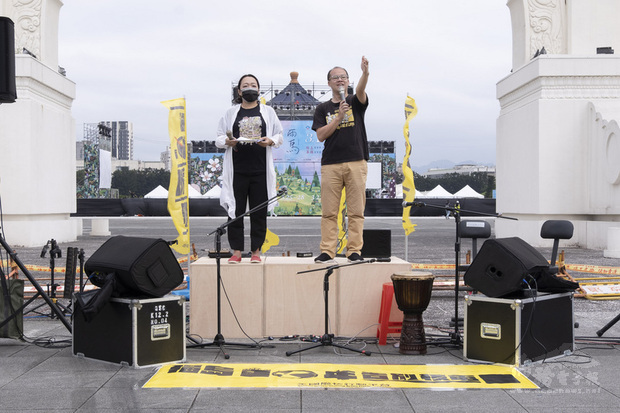全國廢核行動平台13日在台北自由廣場舉辦「福島十年，告別核電」音樂會市集，盼藉活動提醒人們勿忘福島、省思核電真實代價；早日告別核電，拒絕核災威脅。(圖源:中央社/全國廢核行動平台提供)