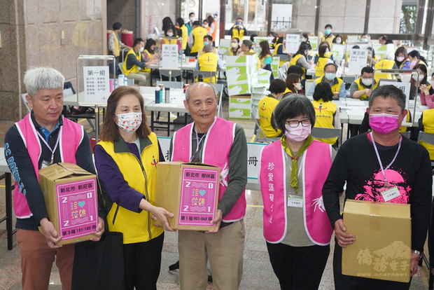 環保團體18日將逾70萬份的珍愛藻礁公投案連署書,用
4輛貨車載往中選會,並由公投案領銜人潘忠政(前中
)等人將連署書送交中選會人員。