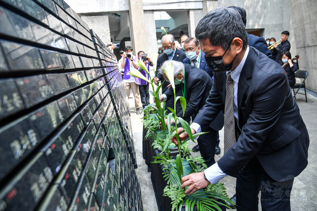 「110年威權統治下政治受難者追思紀念會」20日在國家人權博物館白色恐怖景美紀念園區舉行，文化部長李永得（右）在紀念碑前獻上鮮花，向政治受難者致意。