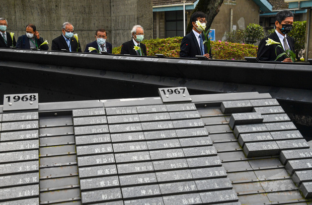 110年威權統治下政治受難者追思紀念會20日在國家人權博物館白色恐怖景美紀念園區舉行，文化部長李永得（右）等人手持鮮花繞行紀念碑，追悼銘刻於此的政治受難者們。