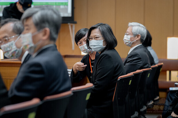 在司法院長許宗力及士林地方法院院長蘇素娥陪同下,總統旁聽審判長審理
