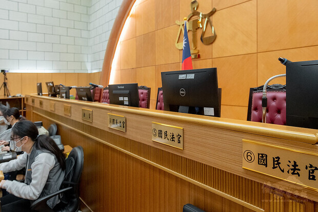 蔡英文總統前往士林地方法院,親自出席旁聽「國民法官模擬法庭」,以行動支持國民法官制度,期盼持續落實屬於人民的司法改革