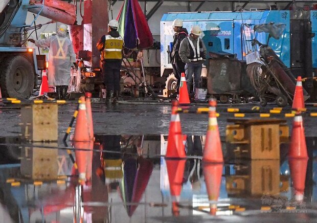 圖為工人們不畏寒流,在工地工作。